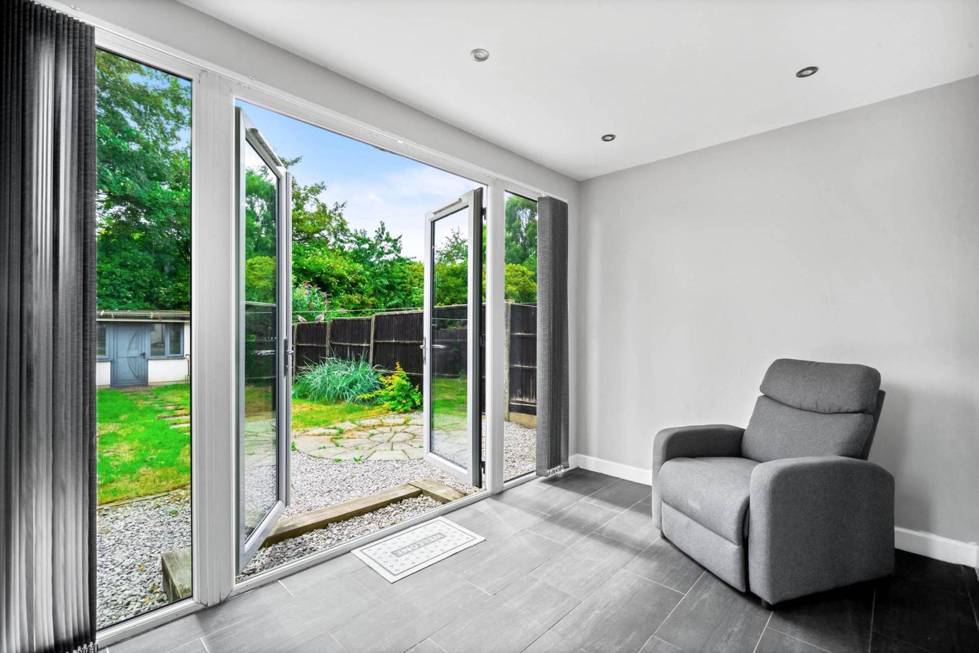Stylish 3 Bedroom Away From *
