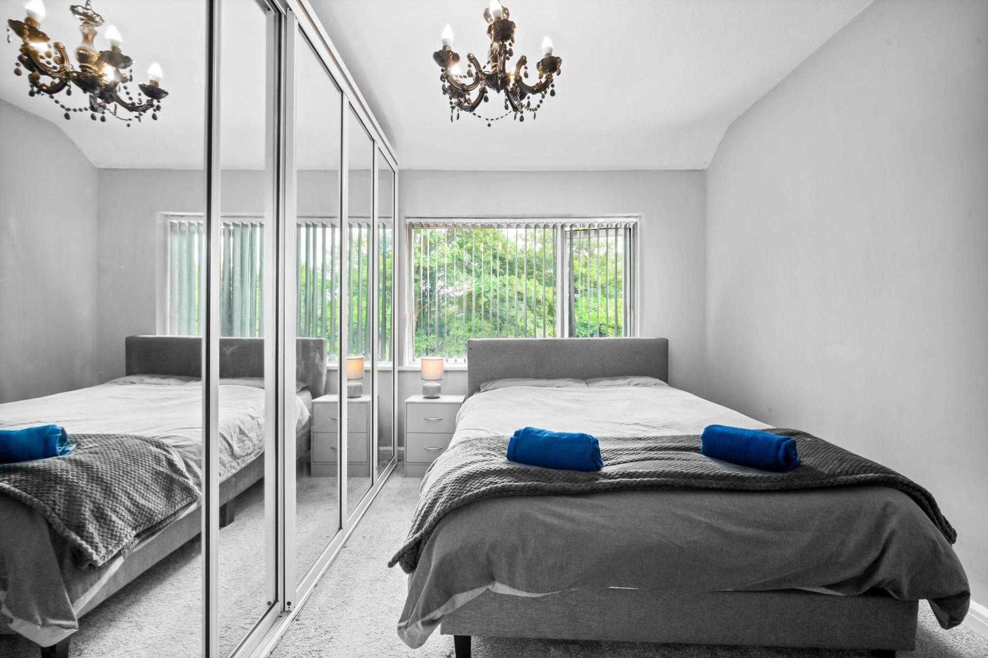 Stylish 3 Bedroom Away From *