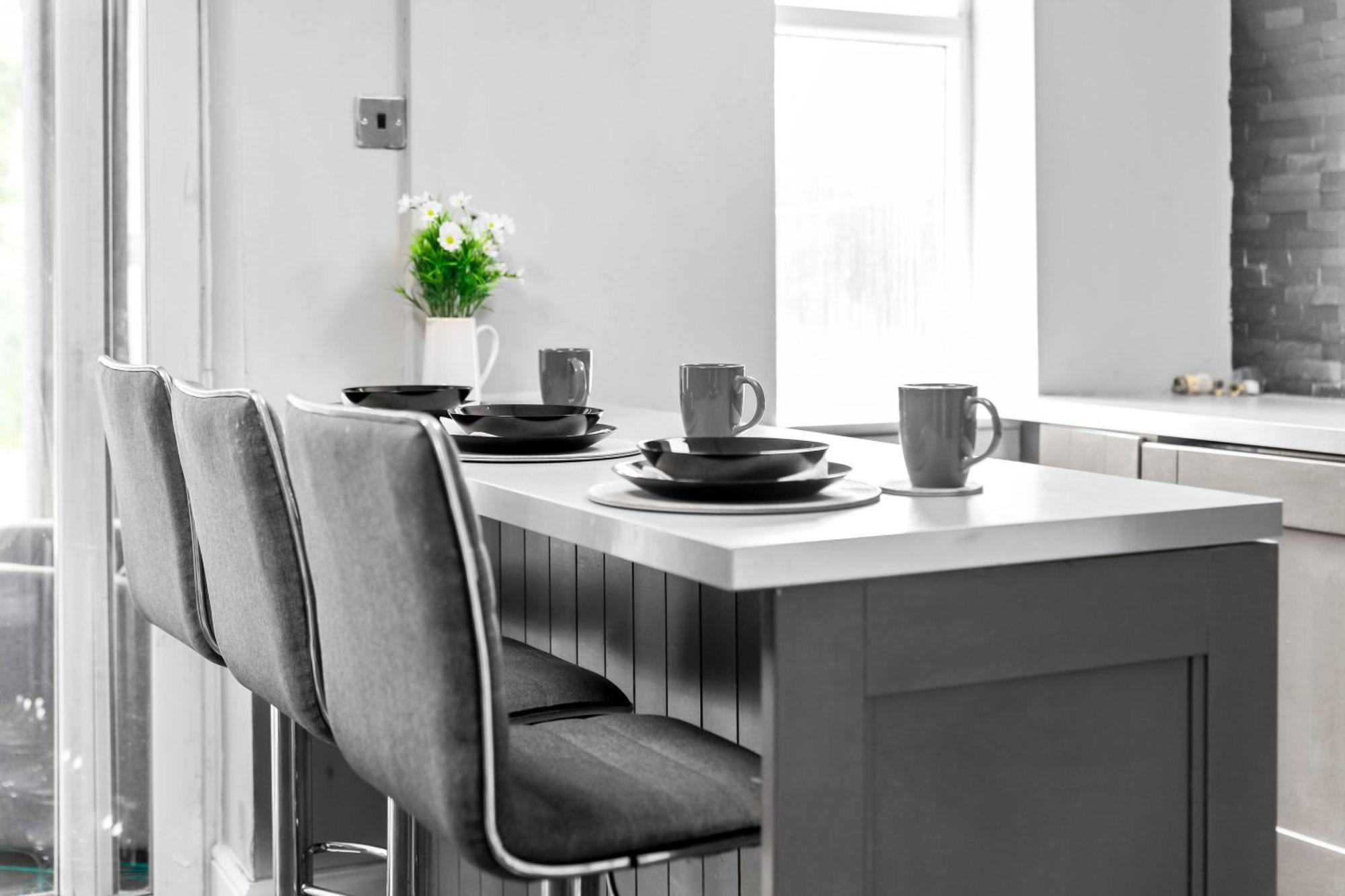 Stylish 3 Bedroom Away From *