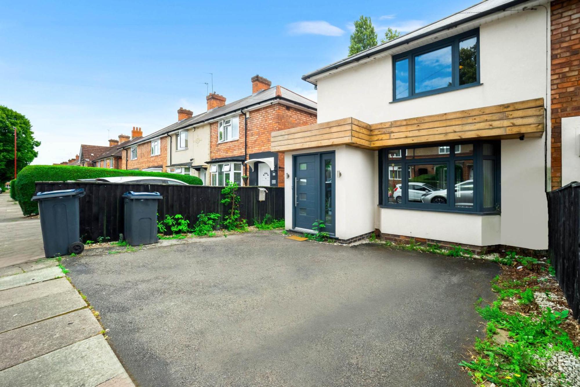 Stylish 3 Bedroom Away From *