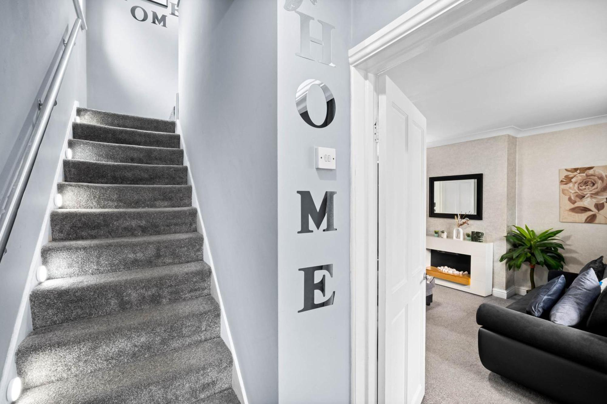 Stylish 3 Bedroom Away From * Birmingham