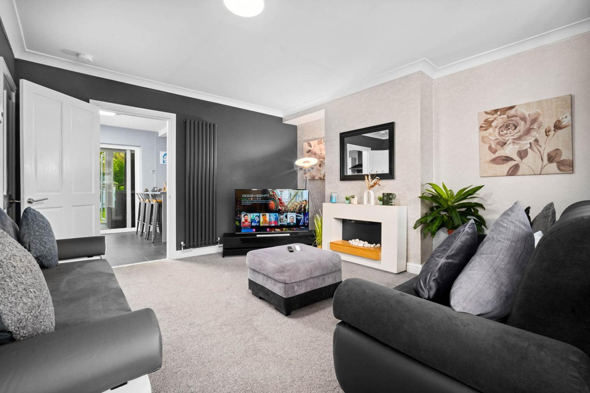 Stylish 3 Bedroom Away From * Birmingham