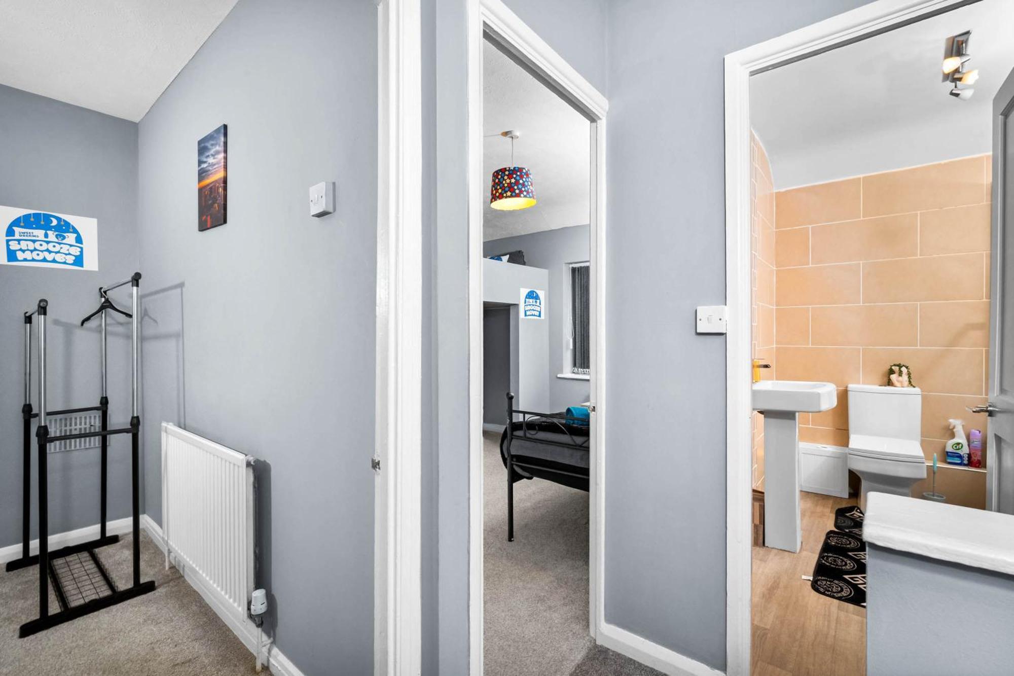 Stylish 3 Bedroom Away From *